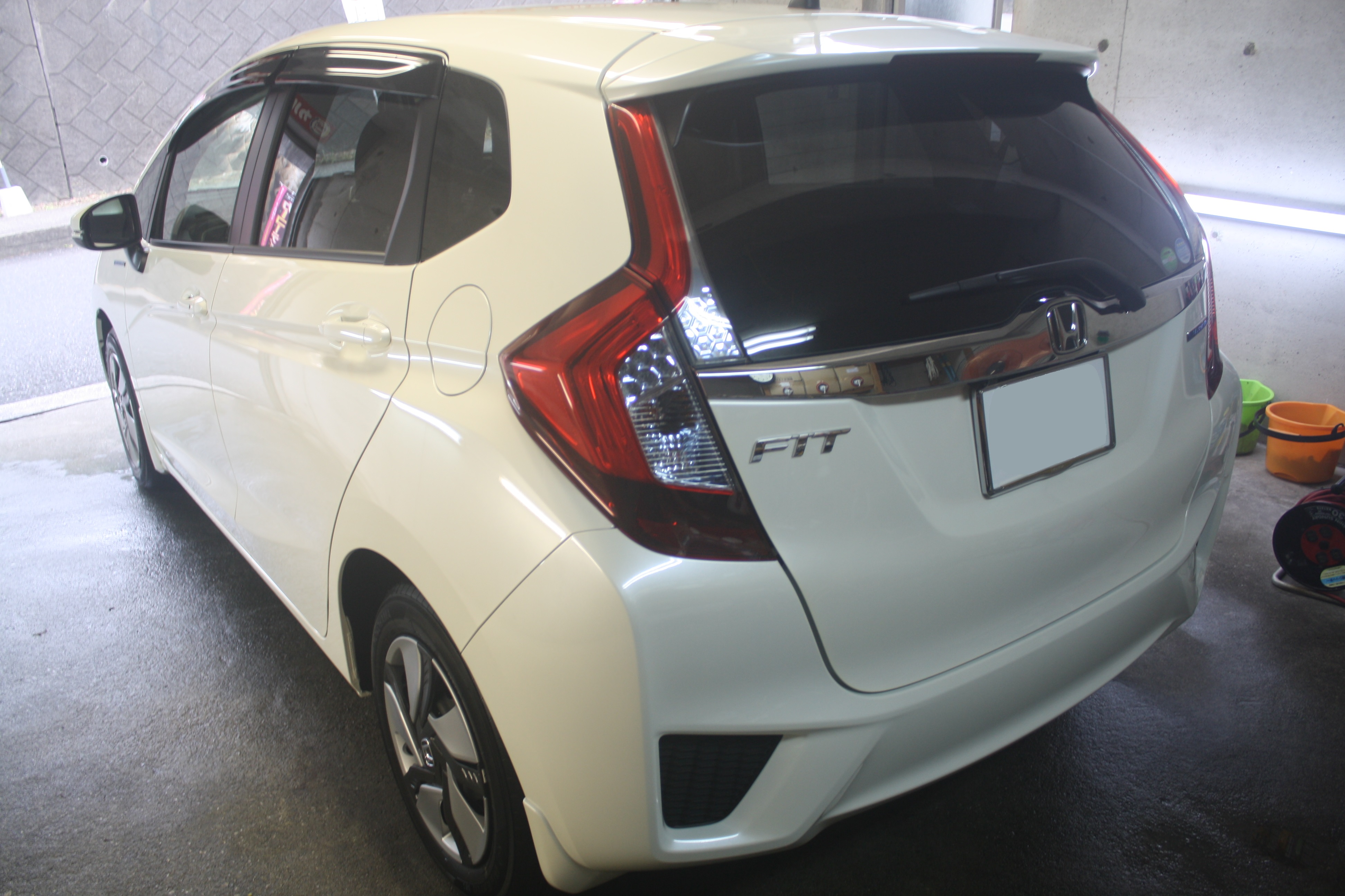 フィットにガラスコーティングプレミアムです。